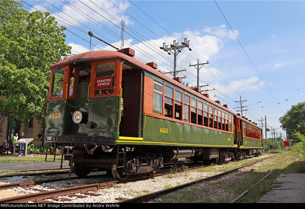 1924 Chicago El set rolls west to clear the platform for the NRHS Wisconsin Chapter lunch charter